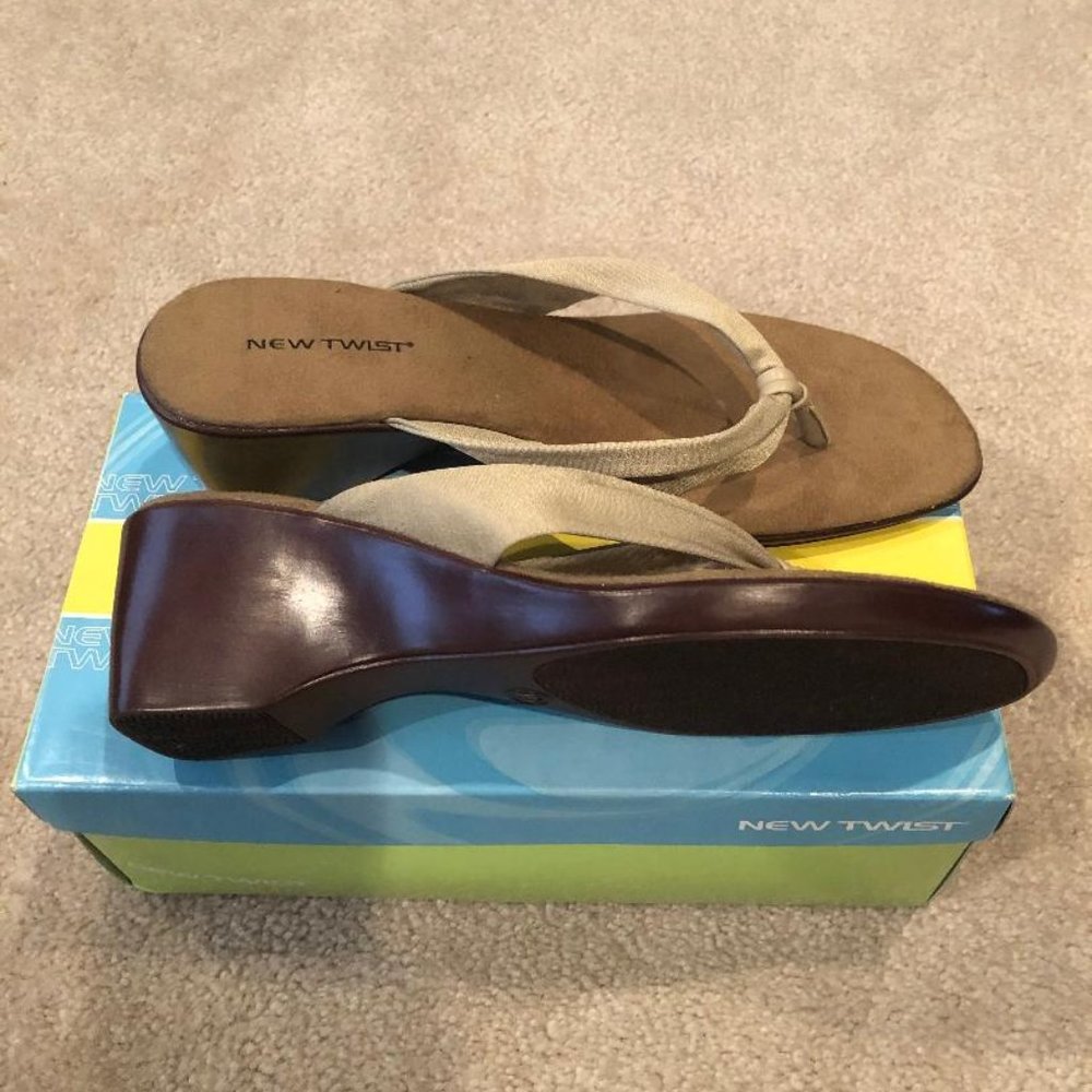New Twist-Women's Sandals-Rona Thong Wedge -Cream/Taupe- Size 10M - New in box